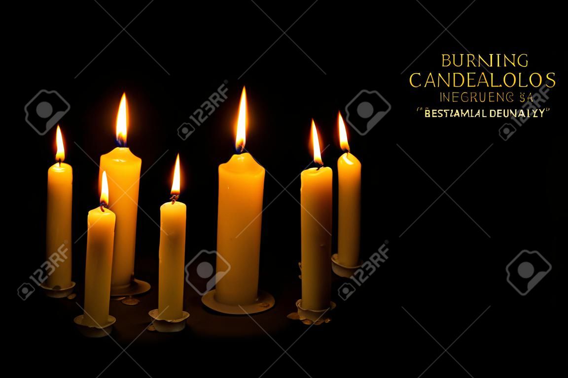 Шесть горящих свечей на черном фоне