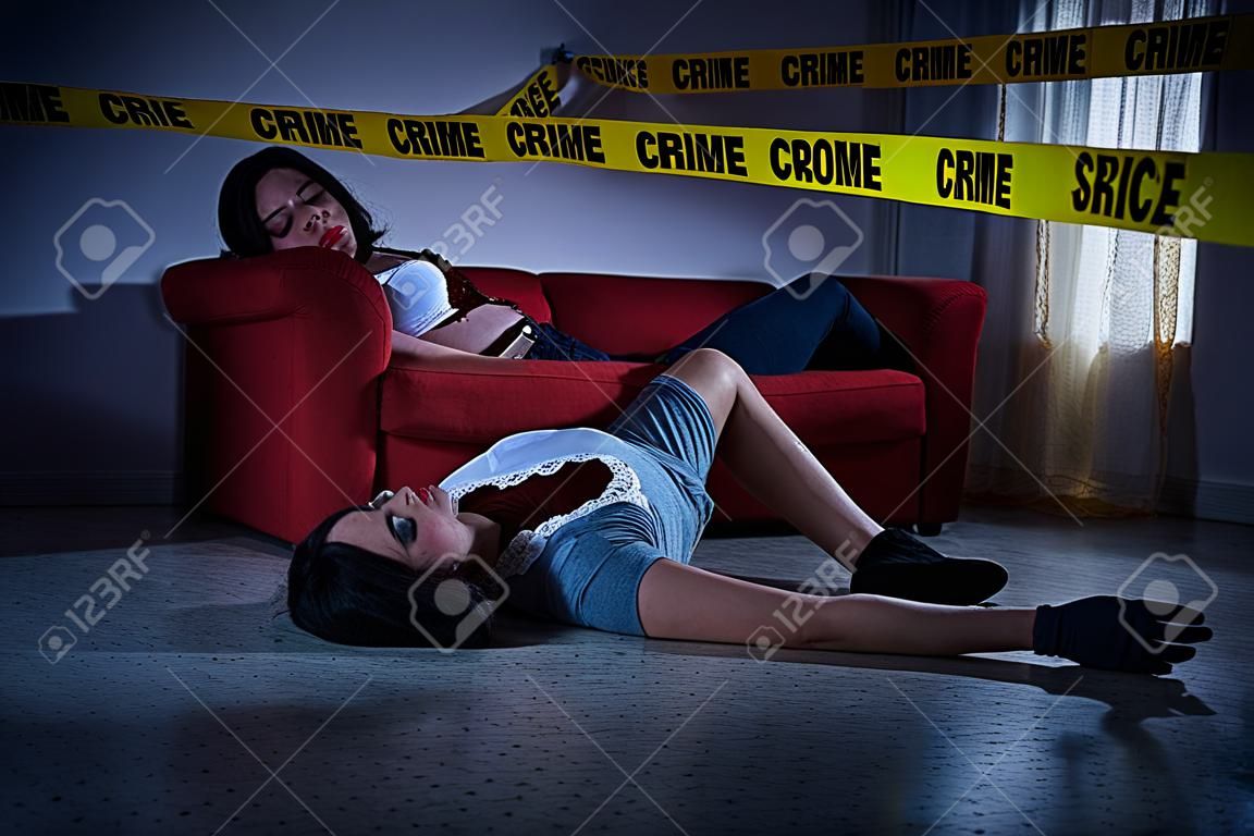 Imitazione della scena del crimine. Donna senza vita sdraiata sul pavimento