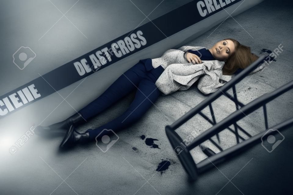 scena del crimine - donna distesa morta sul pavimento