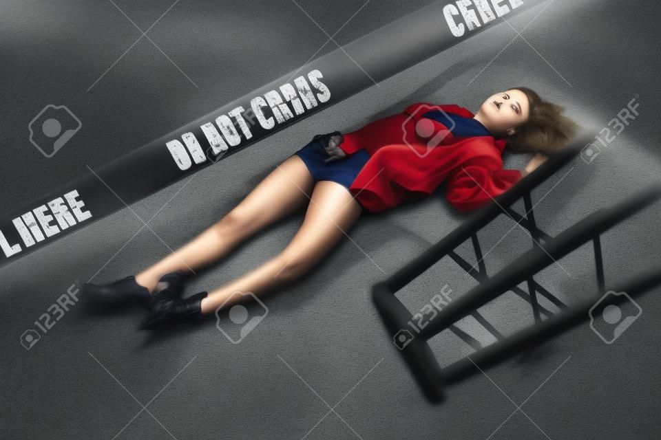 scena del crimine - donna distesa morta sul pavimento