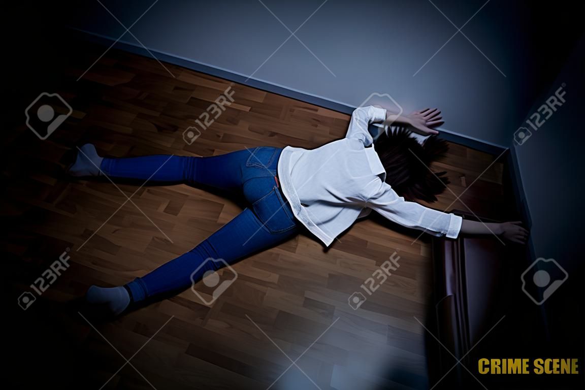범죄 현장 - 바닥에 죽은 채 누워있는 여자