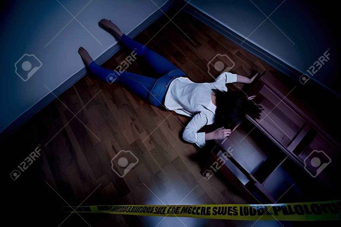 범죄 현장 - 바닥에 죽은 채 누워있는 여자