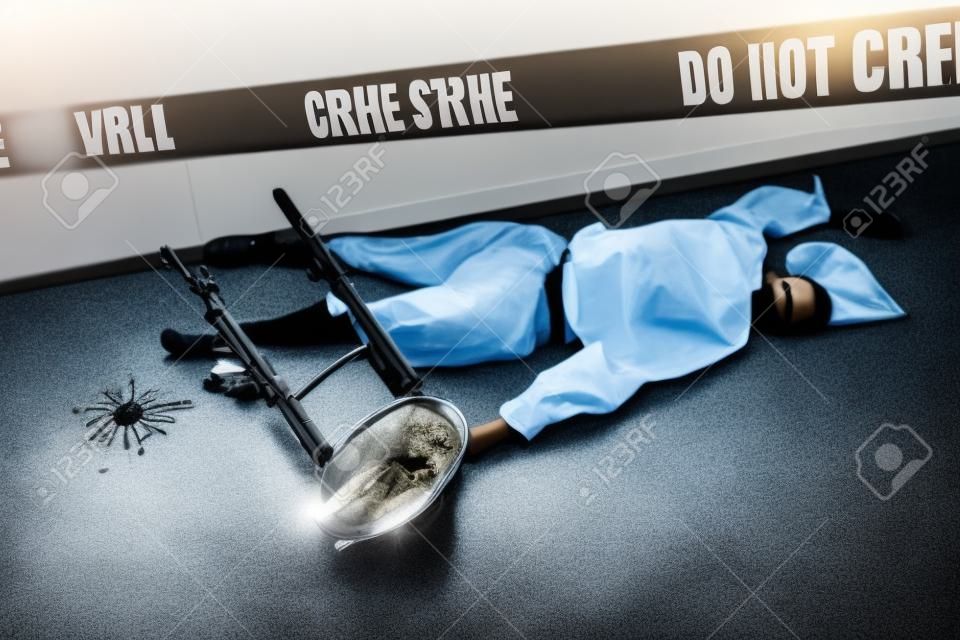 범죄 현장 - 바닥에 죽은 채 누워 있는 여자