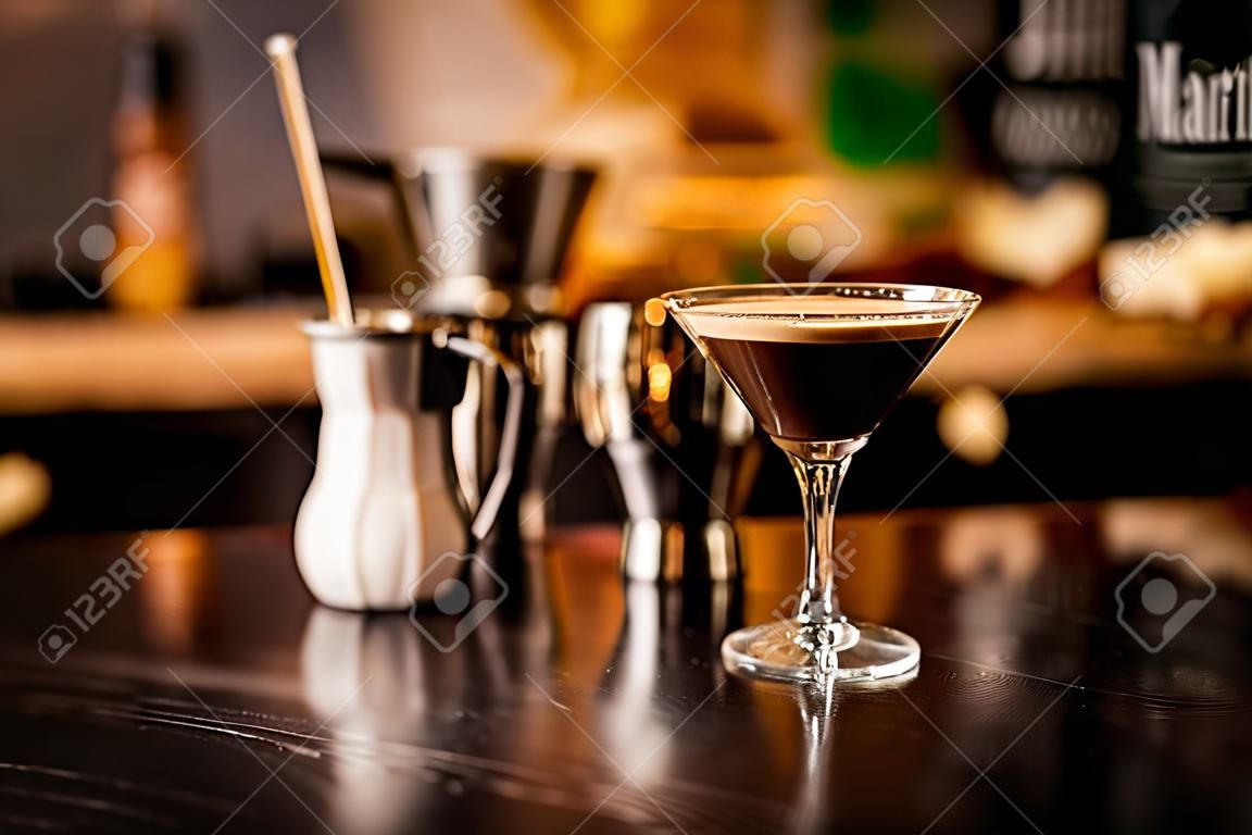 garnir martini expresso boisson cocktail mousse de café sur le comptoir bar