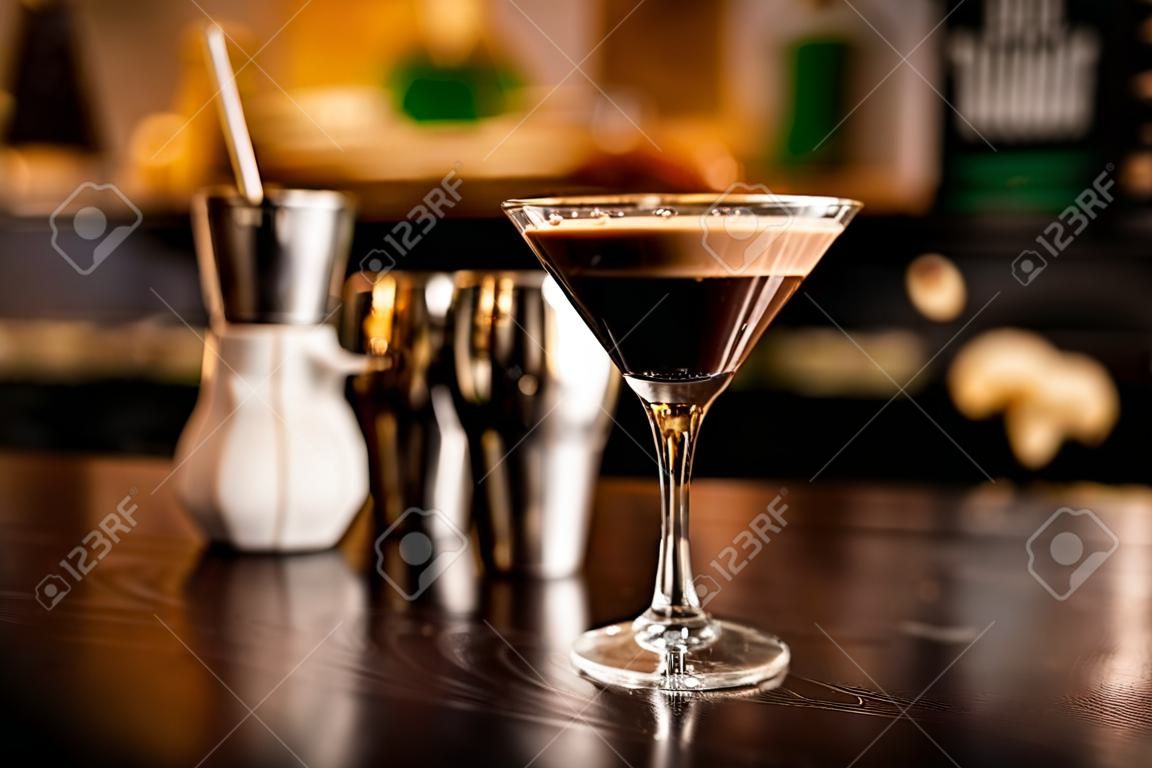 Garnitür martini espresso kokteyl içmek köpük kahve çekirdeği üst çubukta sayaç