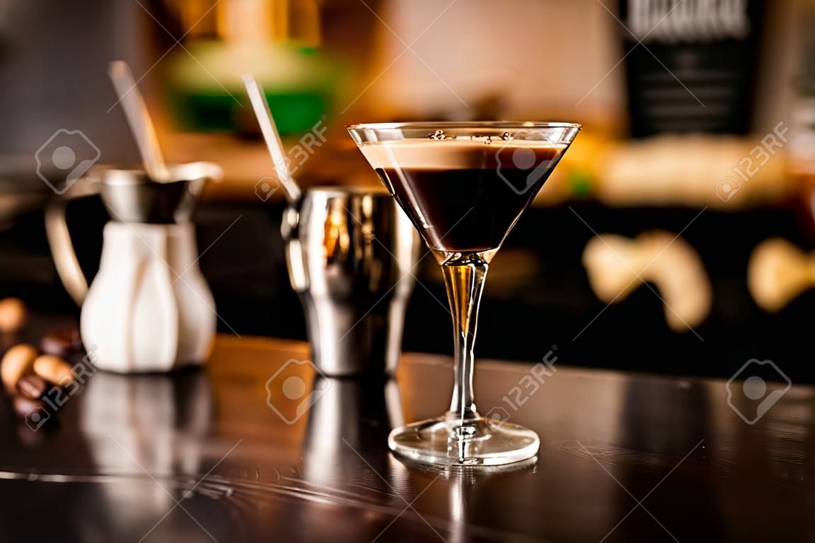 guarnire martini espresso cocktail bere schiuma chicco di caffè sul bancone bar superiore
