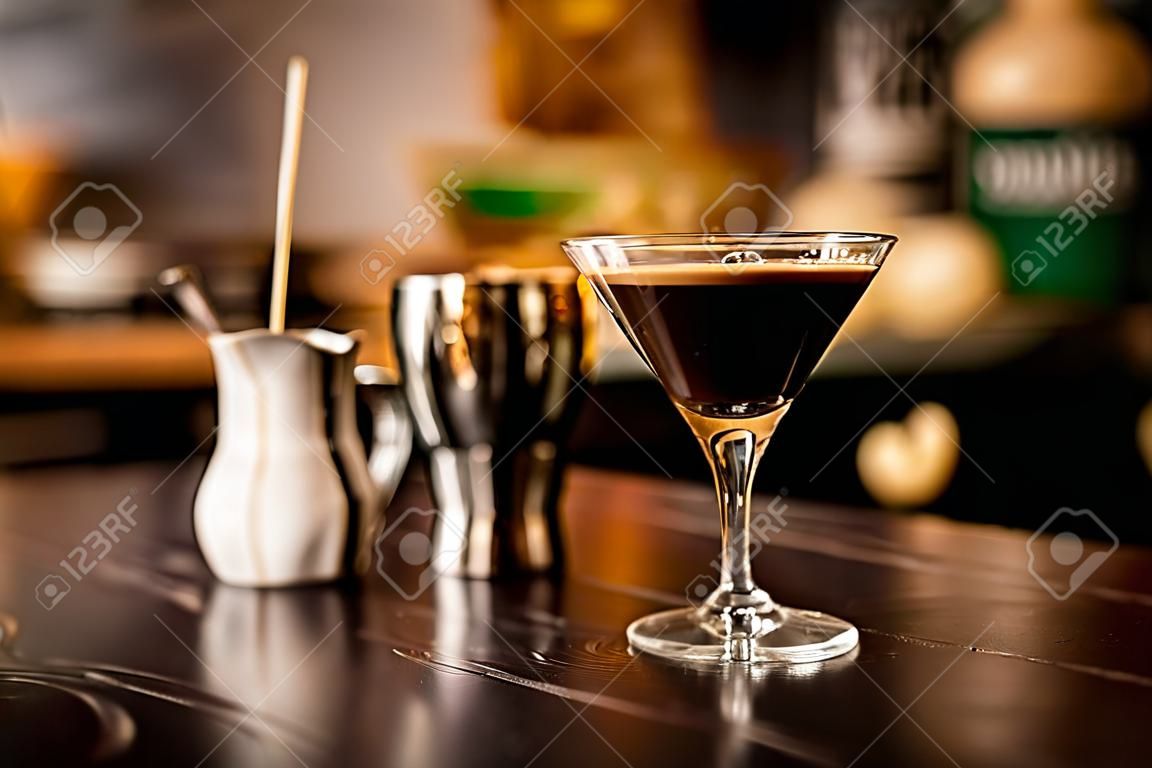 guarnire martini espresso cocktail bere schiuma chicco di caffè sul bancone bar superiore