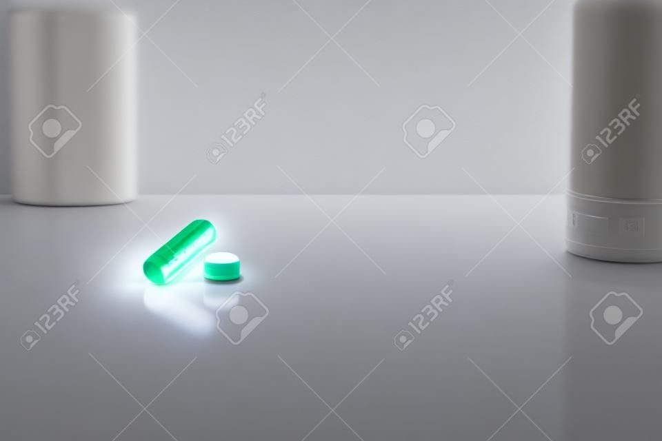 氢可酮药丸和处方药瓶在聚光灯下。