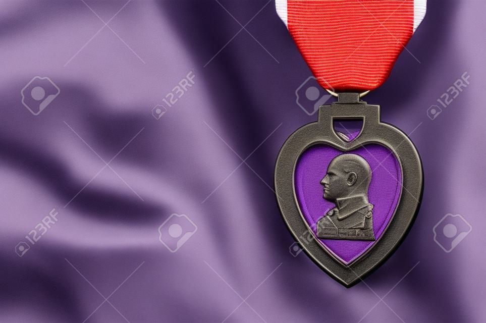 Fioletowy medal za zasługi wojskowe przeciwko ciemnej amerykańskiej fladze