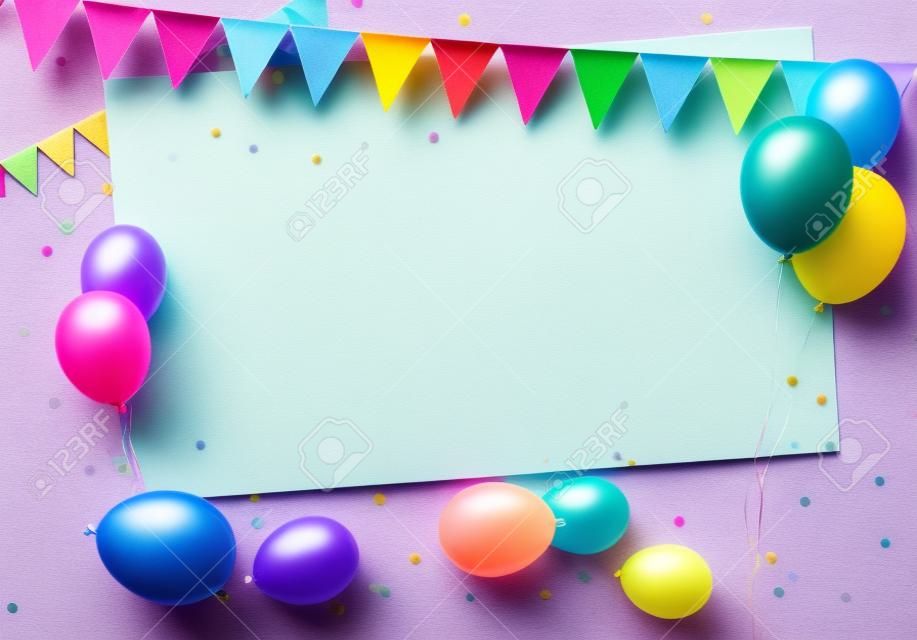 다채로운 풍선과 생일 카드