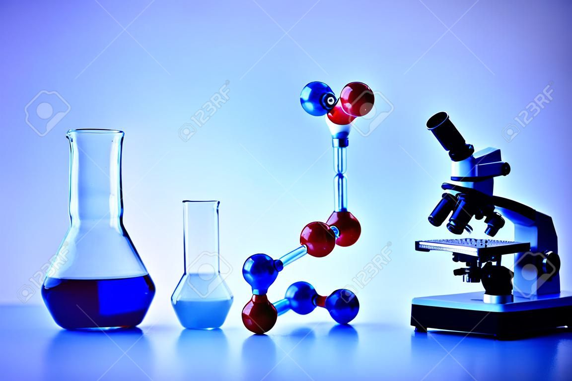 Flacons de chimie et de microscope sur bleu