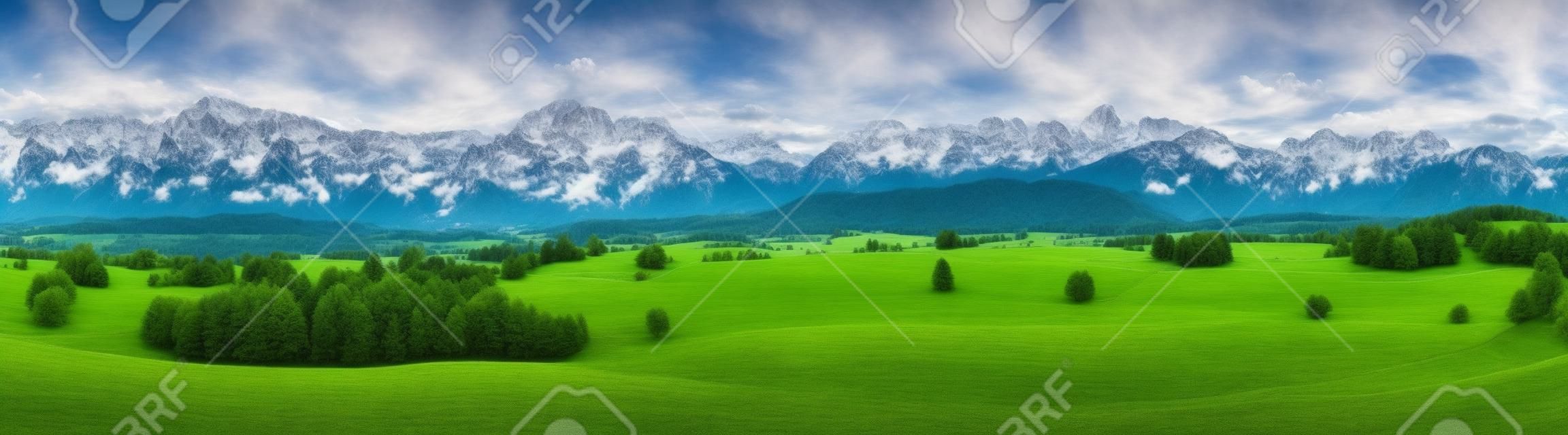paisaje panorama amplio en Baviera, Alemania, con montañas de los Alpes