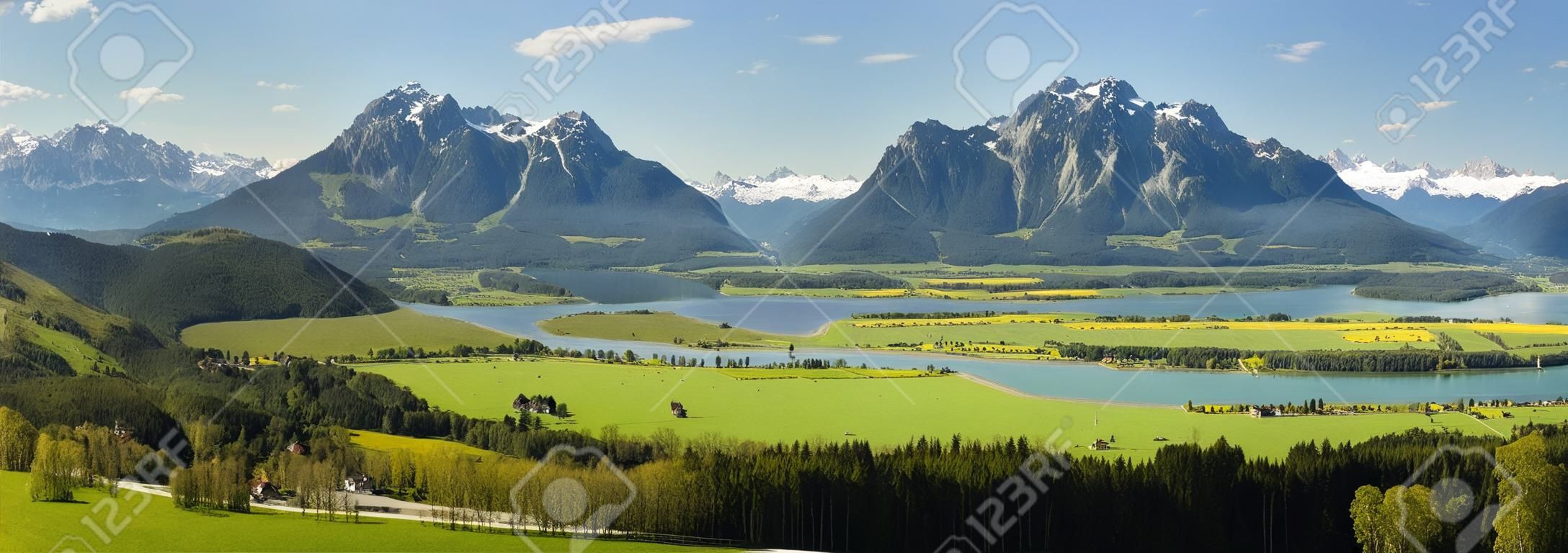 Weitwinkelpanorama Landschaft in Bayern mit See- und Alpenbergen