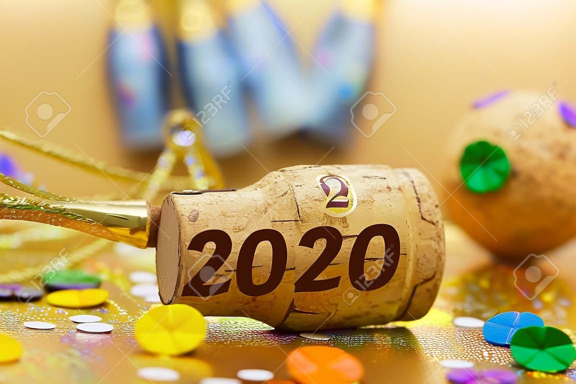 Frohes neues Jahr 2020 mit Champagnerkorken