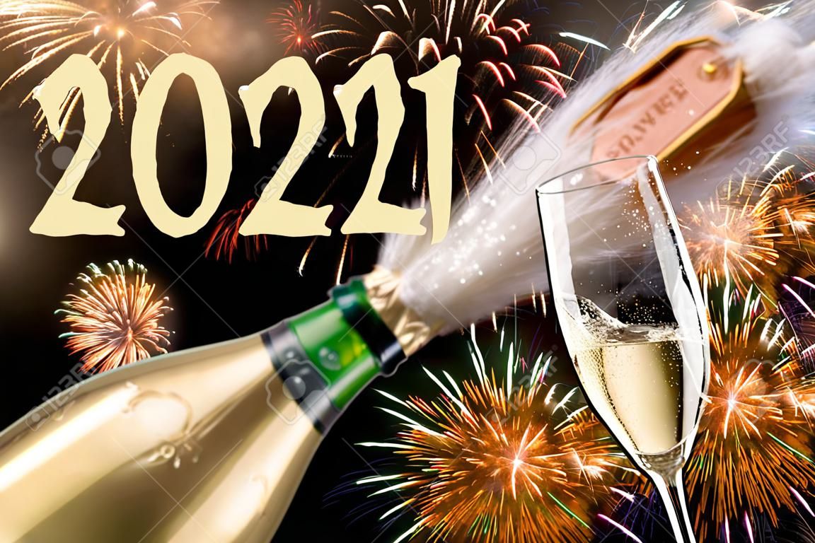 Knallende Flasche Champagner mit Feuerwerk bei Silvester 2021