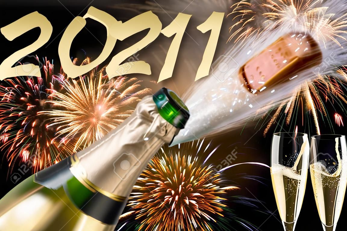 Knallende Flasche Champagner mit Feuerwerk bei Silvester 2021