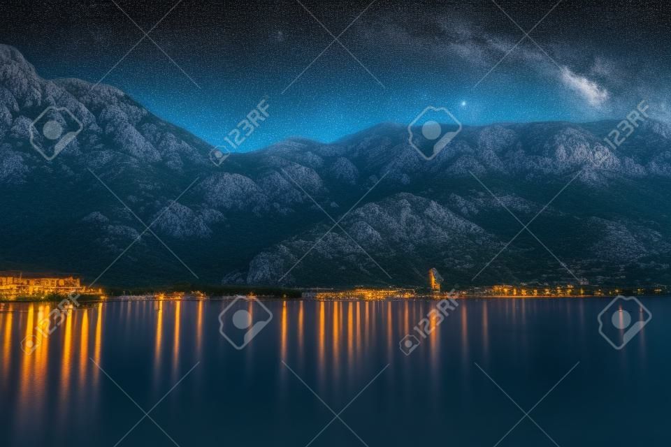 Paesaggio notturno mediterraneo con la montagna e l'antica città di Kotor. Fortezza e stelle nel cielo