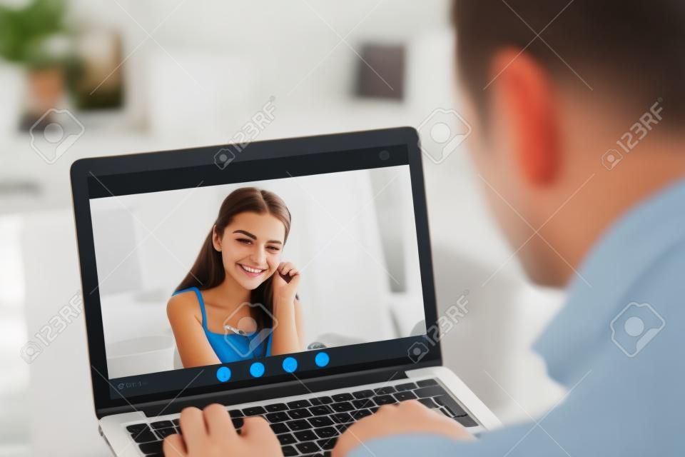 Fiatal tini lány videohívás barátjával, pár beszél videokonferencia app, fiatal nő zavarban a virtuális csevegés az emberrel, távolsági kapcsolatok, a képernyőre összpontosít, közelről hátulnézet