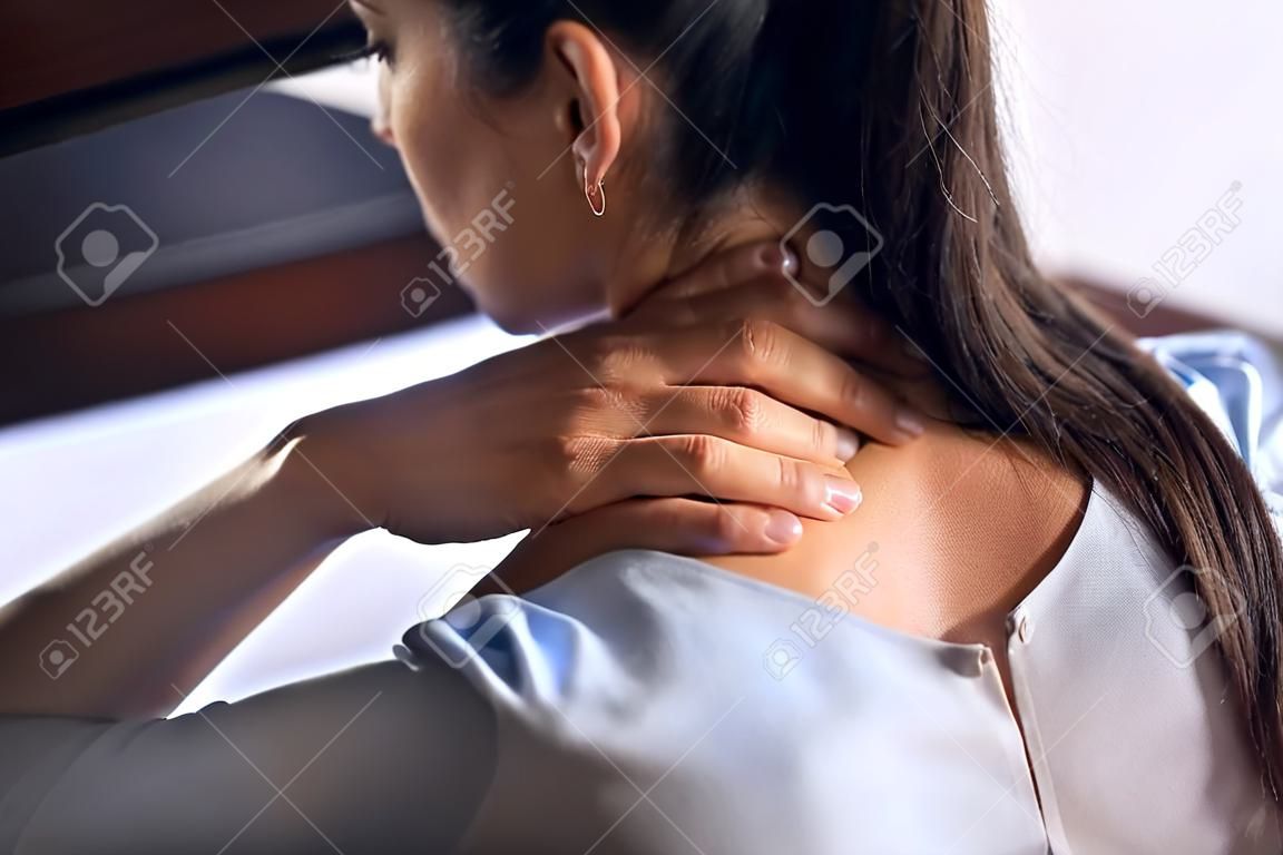 Moe vrouw masseren wrijven stijve zere nek gespannen spieren moe van computerwerk in onjuiste houding gevoel pijn gewrichts schouder rug pijn pijn, fibromyalgie concept, sluit achteraanzicht