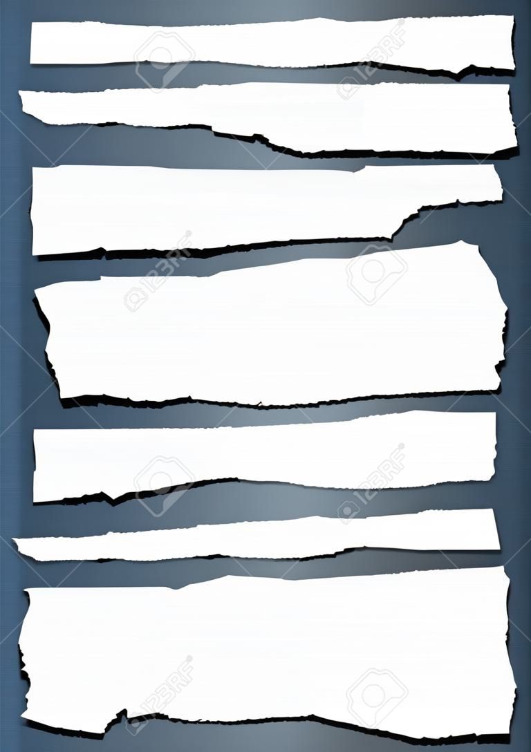 Серый порвана зернистым бумаги на синем фоне.