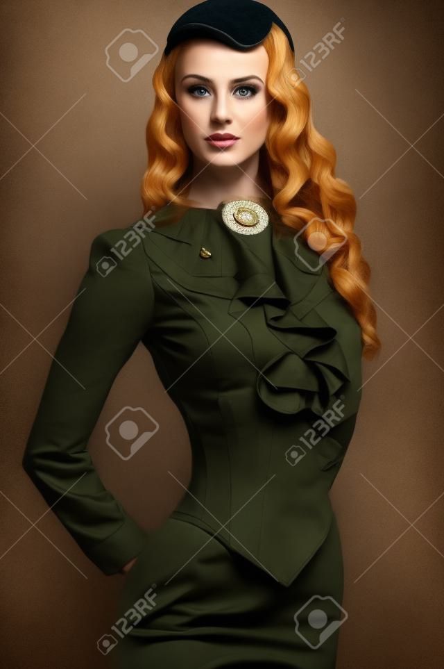 Schoonheid portret van vrouw in militaire hoed
