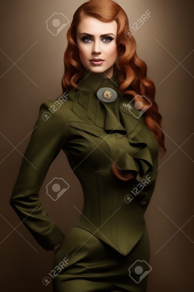 Schoonheid portret van vrouw in militaire hoed
