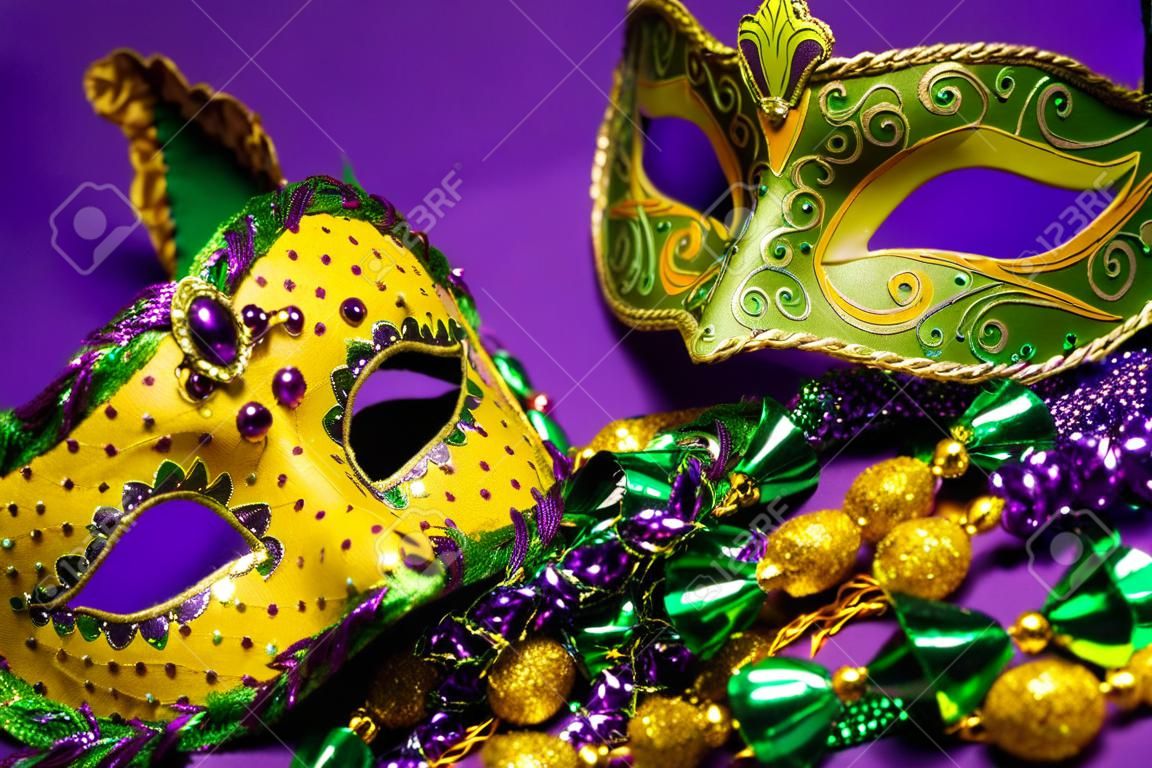 Groupement festif de masque de mardi gras, vénitien ou carnivale sur fond violet