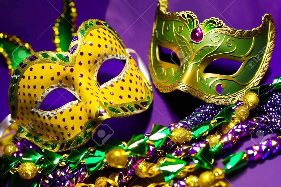 Festive Raggruppamento di mardi gras, maschera veneziana o Carnivale su uno sfondo viola