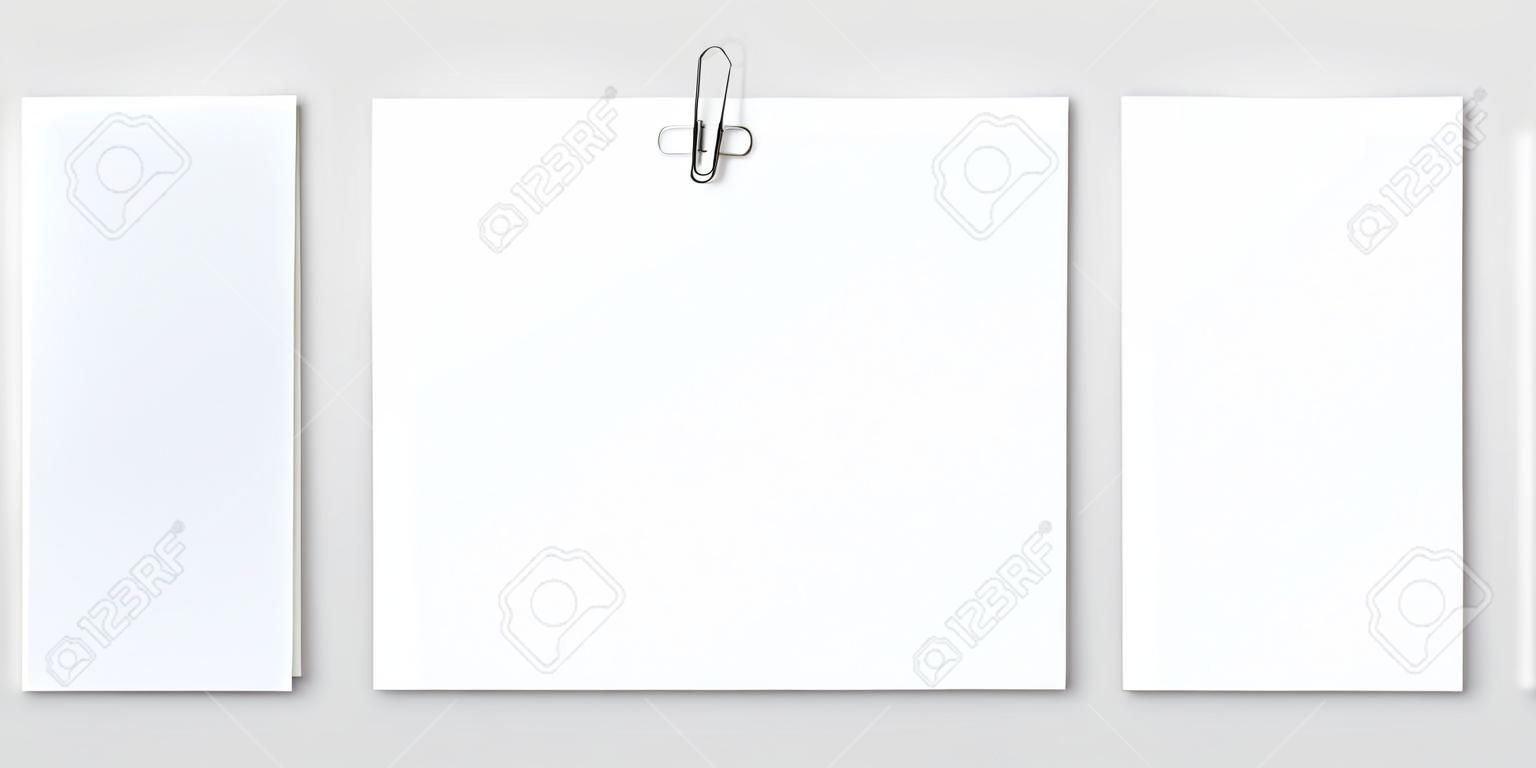 Fogli di carta bianca realistici in formato A4 con clip in metallo, supporto su sfondo grigio. Pagina del taccuino, documento. Modello di progettazione o mockup. Illustrazione vettoriale.