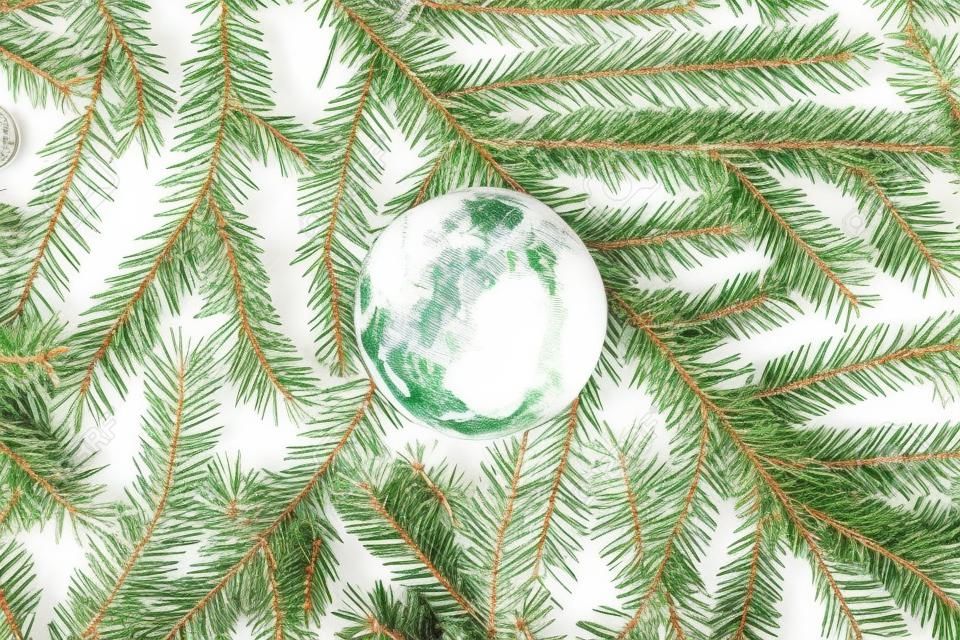 Ramas de abeto de globo de goma, textura de árbol de Navidad o fondo en una mesa blanca. Año nuevo. Endecha plana, vista superior.