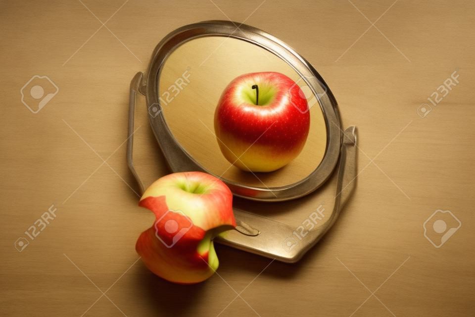 Trastorno Metáfora de la anorexia o la bulimia, manzana delante de un espejo