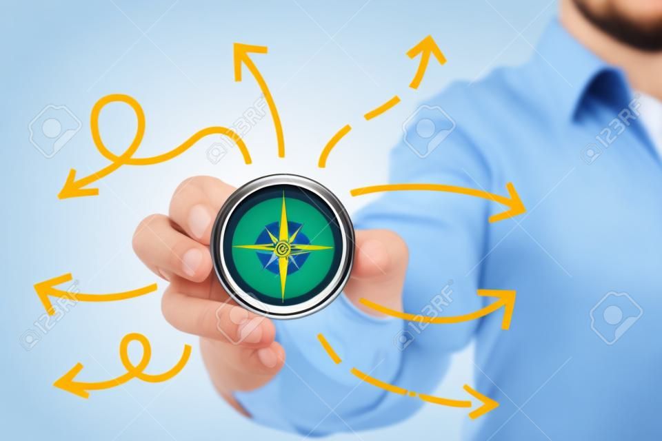 Бизнесмен и компас, показывающий направление концепция для руководства, стратегии и бизнес-ориентации