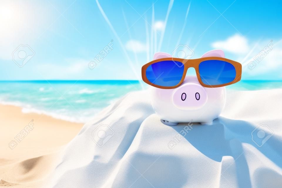 Urlaub Einsparungen Sparschwein auf einen Strandurlaub mit Sonnenbrille