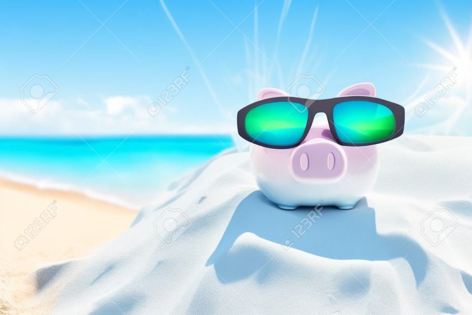 Poupança de férias porquinho banco em uma praia de férias com óculos de sol