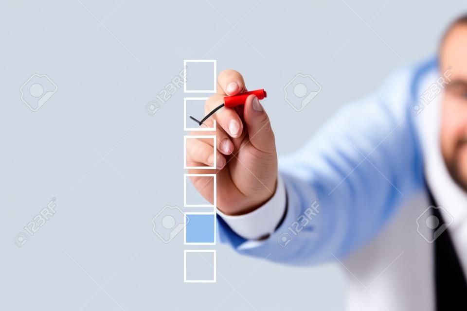 Blank Checkliste über Whiteboard mit Geschäftsmann Hand zeichnen ein rotes Häkchen in einem Kontrollkästchen