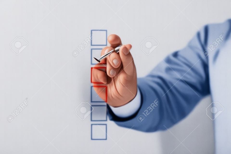 Бланк перечень на доске с бизнесменом стороны вытащить красный флажок в одном флажок