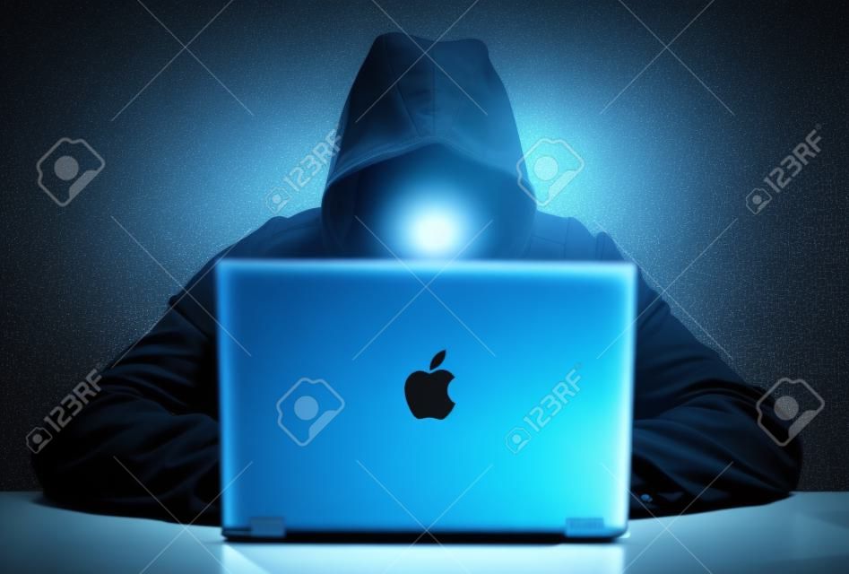 Hacker ruba i dati da un concetto di computer portatile per la sicurezza della rete, il furto di identità e la criminalità informatica
