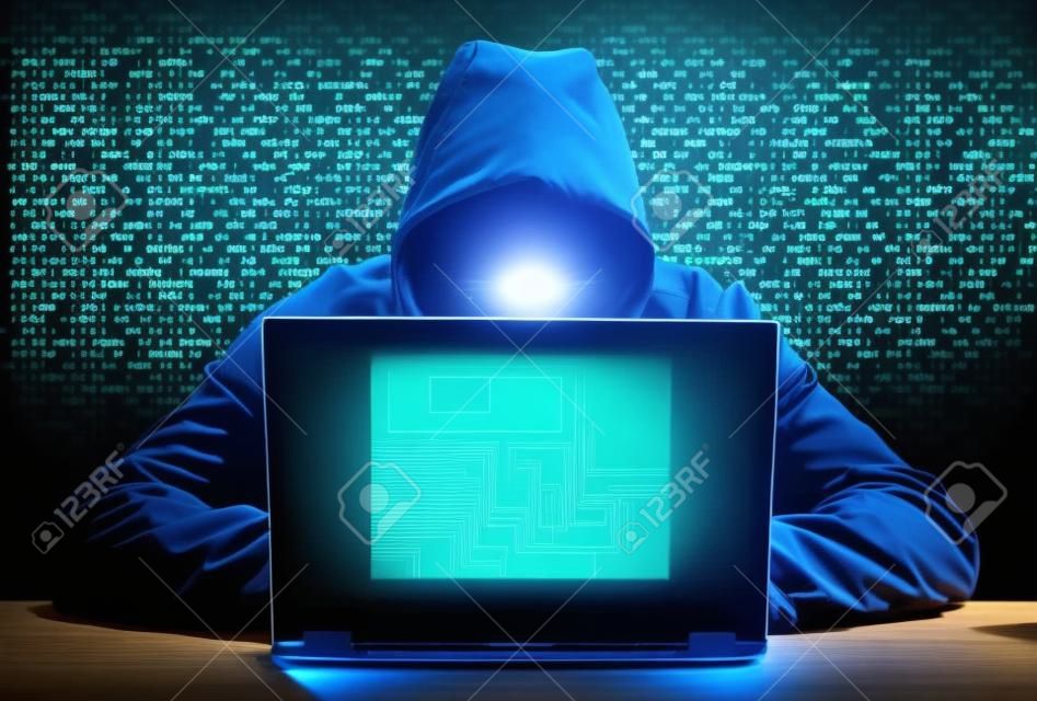 电脑黑客窃取数据从笔记本电脑的概念，为网络安全身份盗窃和计算机犯罪