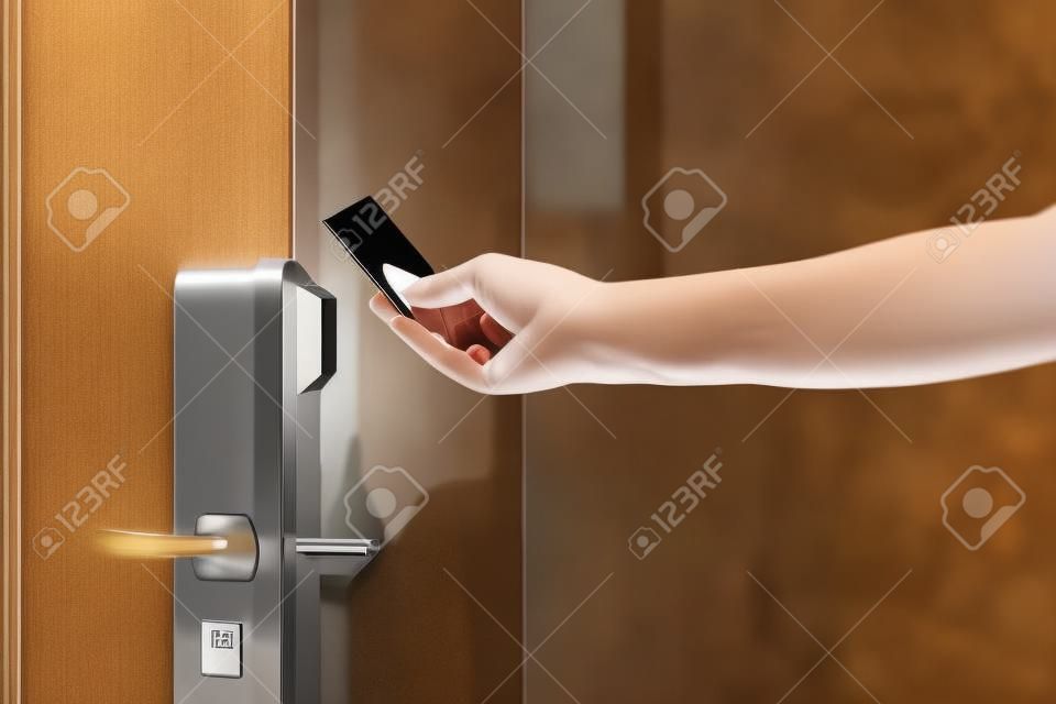用无钥匙进入卡打开酒店大门