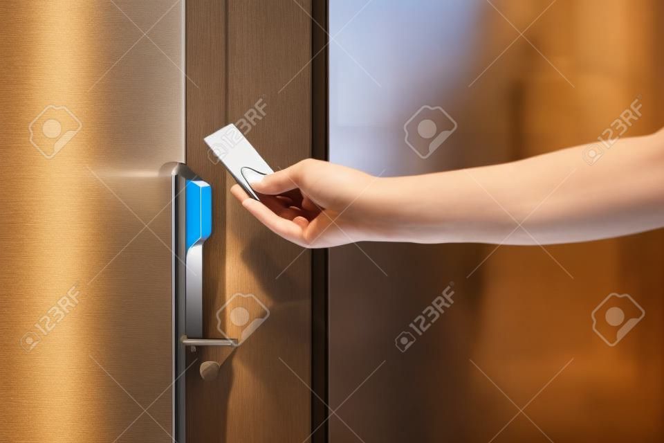 L'apertura di un hotel porta con tessera d'ingresso keyless