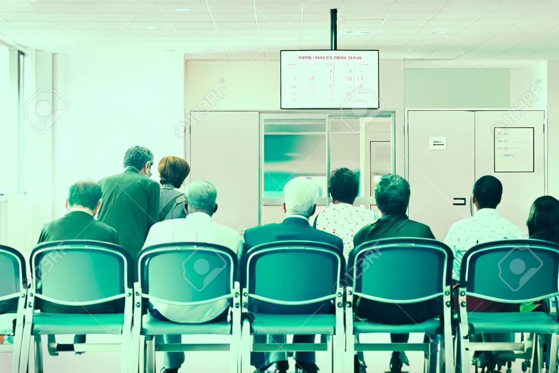 mensen wachten op hun beurt, achtergrondafbeelding in een wachtkamer van een ziekenhuis (niet-geïdentificeerde mensen)