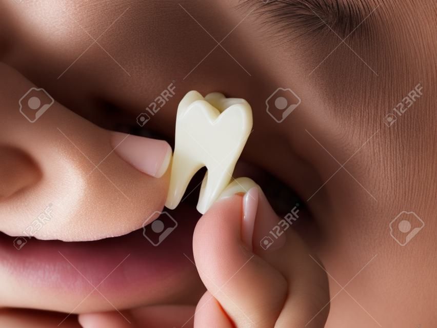 Finger, die Zähne