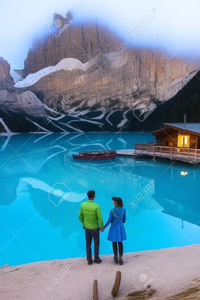 Prager Wildsee, uno spettacolare luogo romantico con tipiche barche in legno sul lago alpino, Lago di Braies, Lago di Braies, Dolomiti, Alto Adige, Italia, Europa. coppia in vacanza Dolomiti