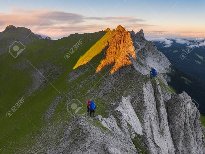 Schaefler Svizzera, un paio di escursioni a piedi in montagna durante il tramonto, uomo e donna al tramonto sulla cresta del maestoso picco Schaefler nella catena montuosa dell'Alpstein Appenzello,