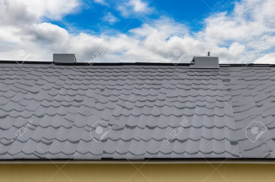 Ein halb gereinigtes Hausdach zeigt den Vorher-Nachher-Effekt einer Dachreinigung.
