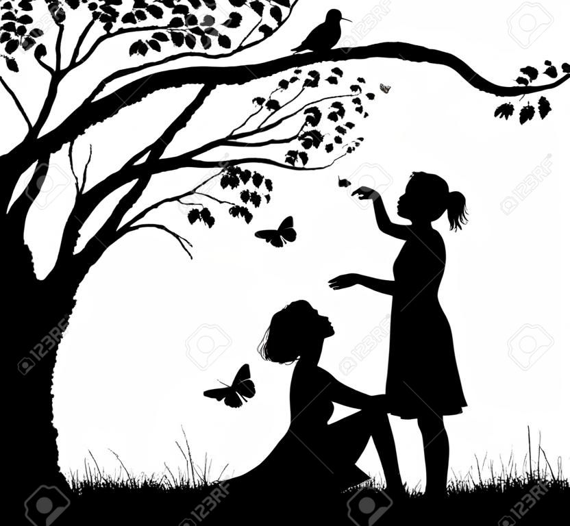 Mutter- und Tochtersilhouette, junge Frau sitzt unter dem Baum und Mädchen versucht, Schmetterling zu fangen, Familienszene an heißen Sommertagen, Sommererinnerungen, schwarz und weiß,