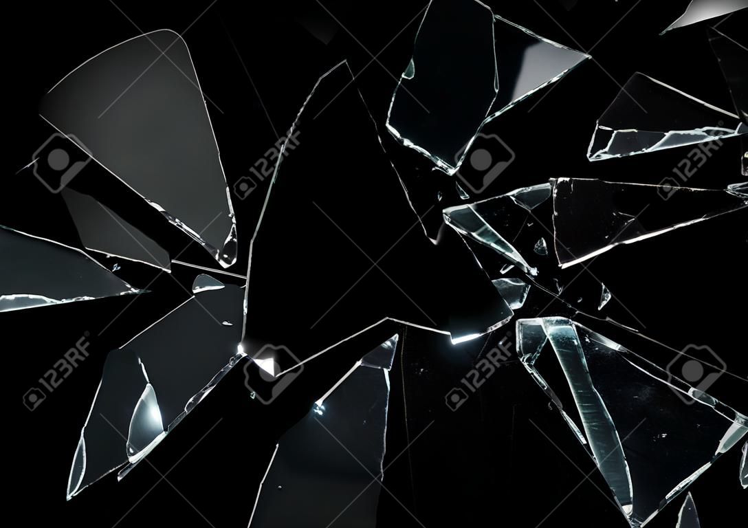 Glasscherben mit scharfen Stücke auf schwarzem Hintergrund