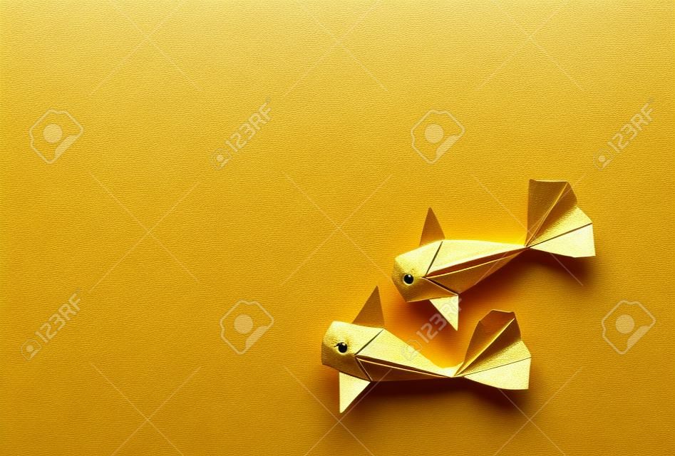 手作りのペーパー クラフト ゴールド カラー折り紙鯉鯉コピー スペースと白い背景の上の魚。