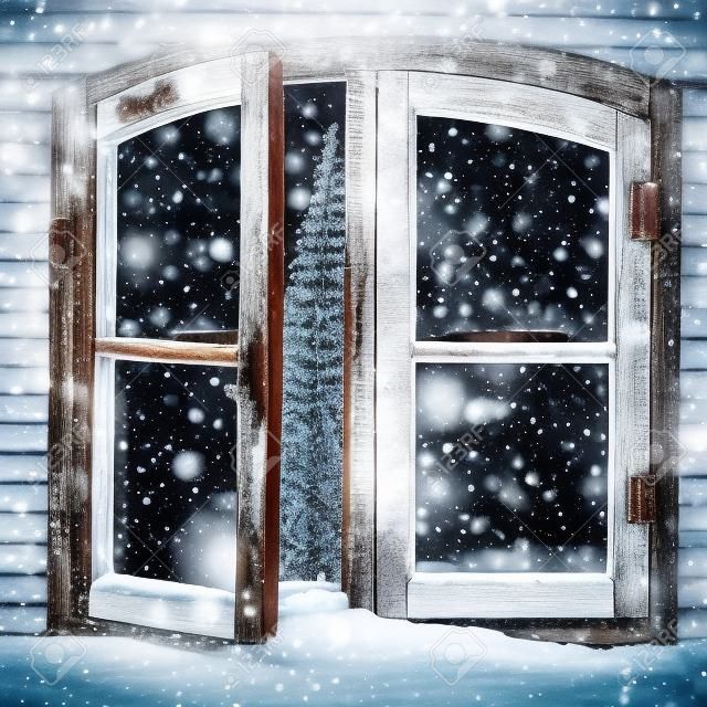 Cierre de nieve en madera del vintage Navidad del cristal de ventana, Capturado con árbol de Navidad y luces en el interior.