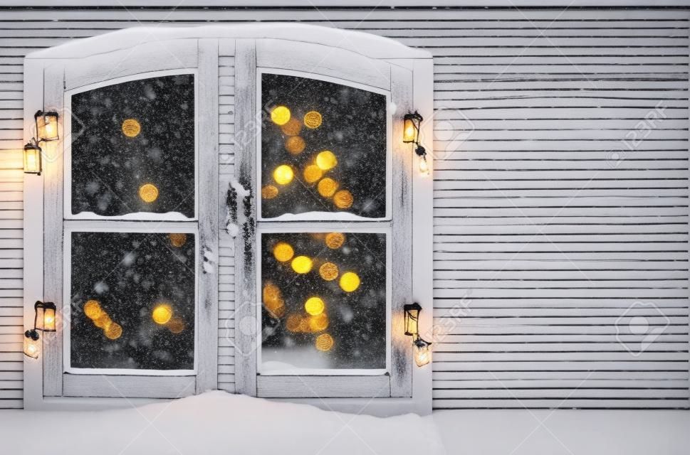 Kleine hoeveelheid sneeuw bij Vintage Houten Window Pane met kerstverlichting in het huis.